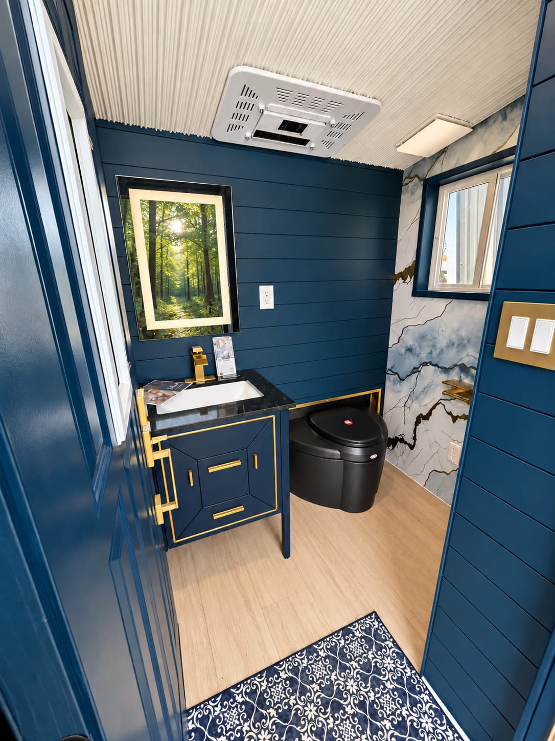 LeLoo Luxury Outhouse - Image 7